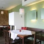 Winzerhotel Am Gut Moser Hotel